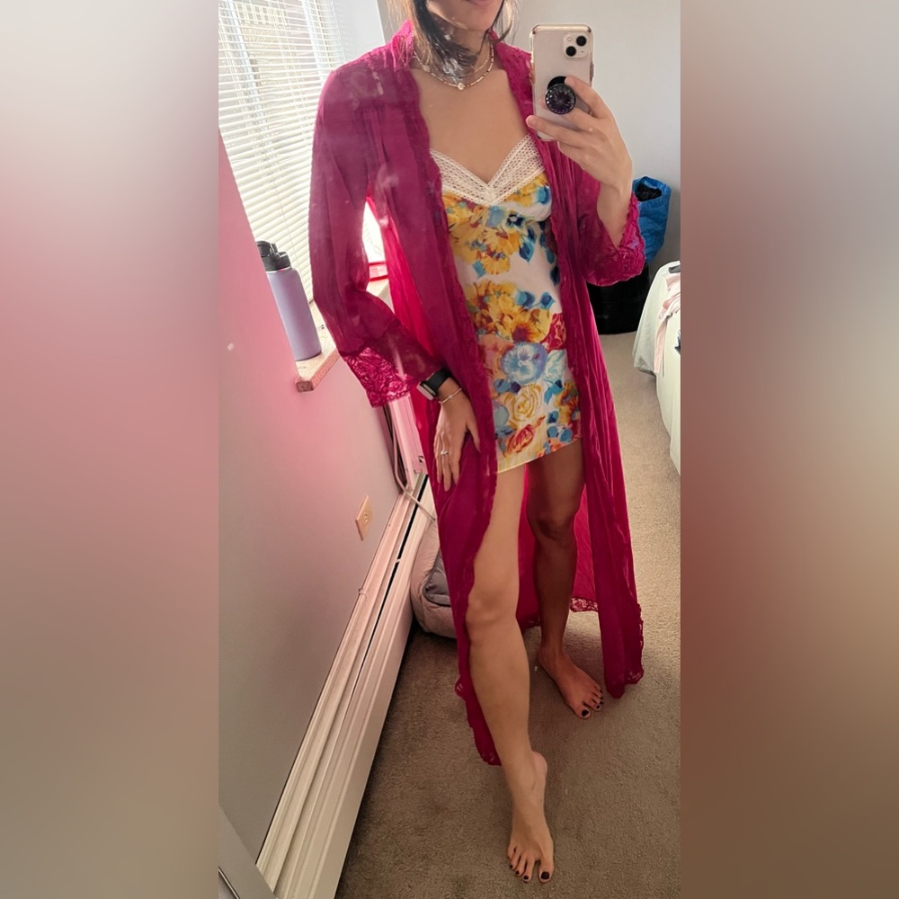 1980's Olga Peignoir Robe 🌸